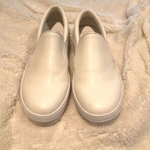 Steve Madden Gills-C White Slip-On Low Top Rounded Toe Fashion Sneakers Size 7